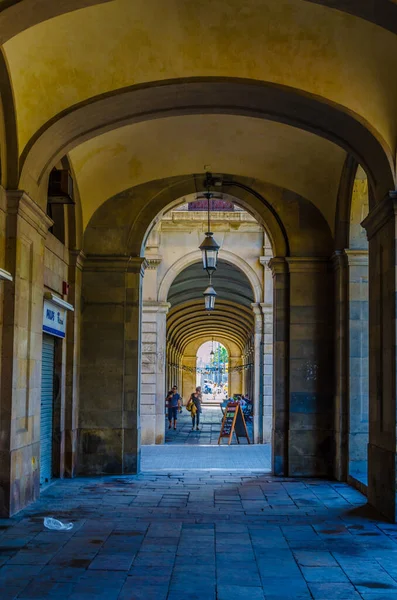İspanya, Barcelona 'daki Placa Reial' da bir atari salonu manzarası