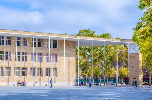 İnsanlar İspanya 'daki Logrono belediye binasının önünde yürüyorlar.