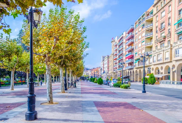 İnsanlar Logrono 'da bir sokakta geziniyor.