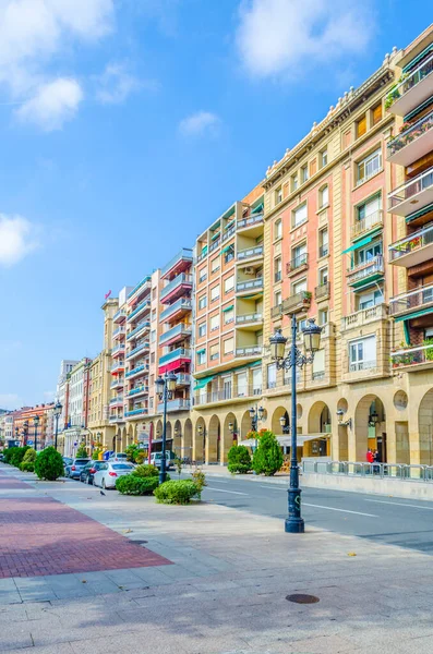 İnsanlar Logrono 'da bir sokakta geziniyor.