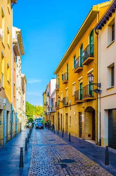 İnsanlar Logrono 'da bir sokakta geziniyor.