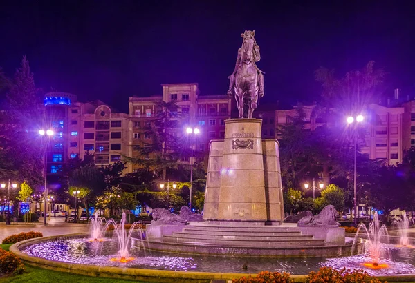 西班牙城中埃斯佩特罗将军雕像的夜景 — 图库照片