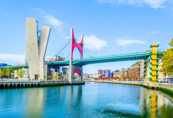 İspanya 'nın Bilba şehrinde La salve zubia köprüsü