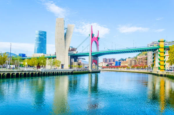 İspanya 'nın Bilba şehrinde La salve zubia köprüsü