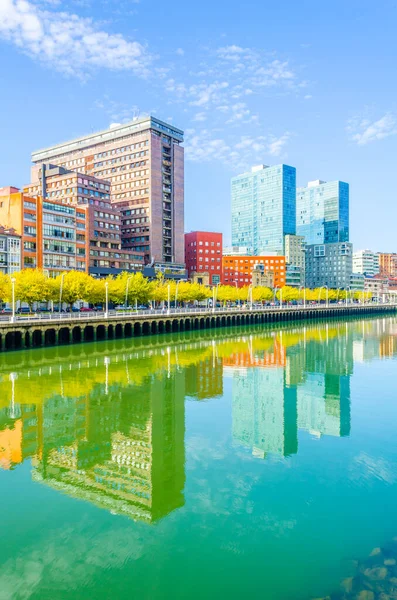 Bilbao, Spai 'deki Nervion nehrinin kıyısında.