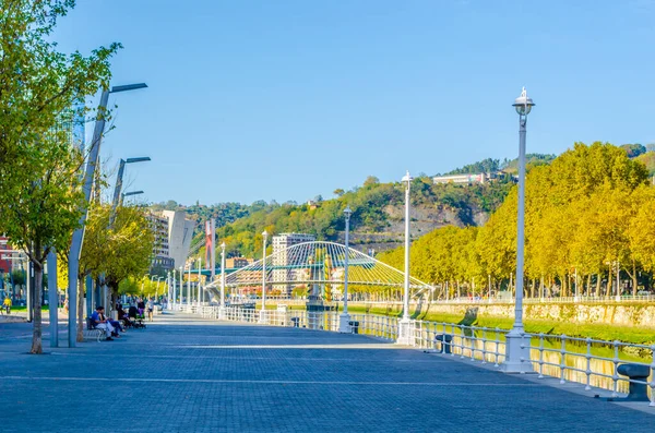 Nábřeží Řeky Nervion Mostem Zubizuri Bilbau Spai — Stock fotografie