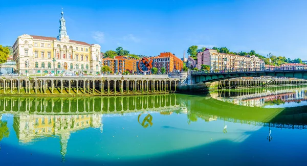 Nervion nehrinin rıhtımı Bilbao, Spai 'deki belediye binasının yanında.