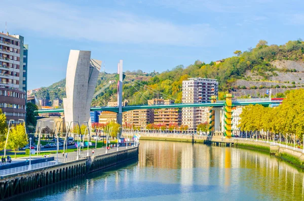 İspanya 'nın Bilba şehrinde La salve zubia köprüsü