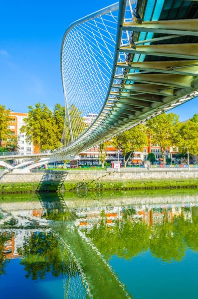 Bilbao, Spai 'deki Zubizuri köprüsü ile Nervion nehrinin kıyısında.