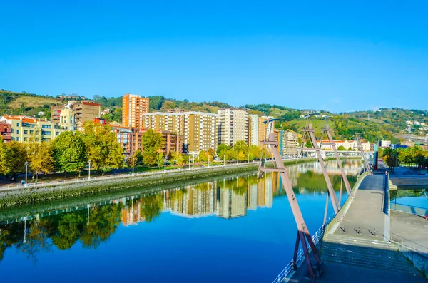 Bilbao, Spai 'deki Nervion nehrinin kıyısında.