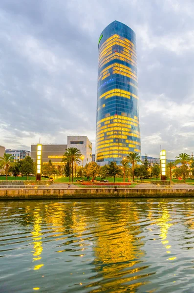 Bilbao, Spai 'deki Iberdrola gökdeleninin gün batımı manzarası