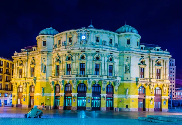 İspanya 'nın Bilba kentindeki Arriaga tiyatrosunun gece manzarası