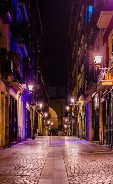 Bilbao, Spai 'nin dar bir sokağının gece manzarası.