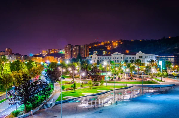 Nachtansicht Der Uferpromenade Des Nervion Mit Der Universität Von Bilbao — Stockfoto