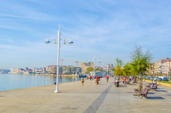 İnsanlar Santander, Spai 'de geziniyorlar.