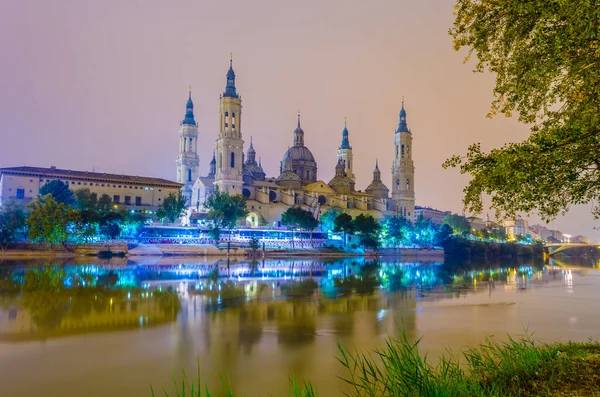 Zaragoza, Spai 'deki Basilica de nuestra sinyora de pilar' ın gece manzarası.
