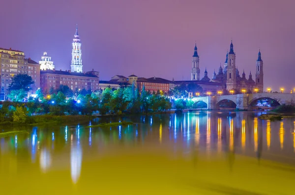 Basilica de nuestra senora de pilar 'ın gece görüşü, Zaragoza' daki del Salvador de zaragoza ve Puente de piedra kategorisi, Spai