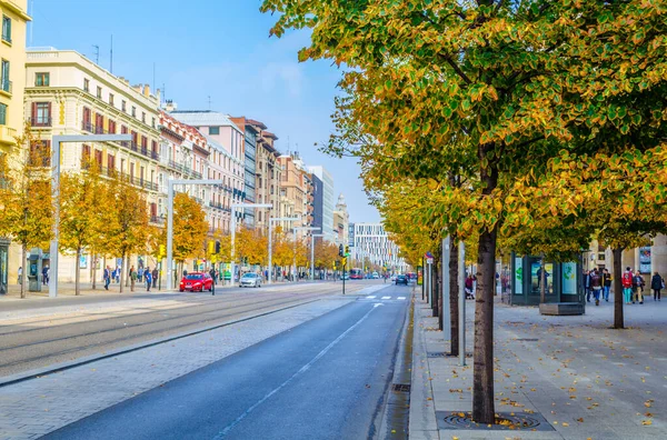 İnsanlar Zaragoza, Spai 'deki Paseo de la Independencia' da geziniyorlar.
