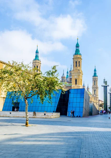 İnsanlar Zaragoza, Spai 'deki Basilica de nuestra senora de pilar' ın önünde geziniyorlar.