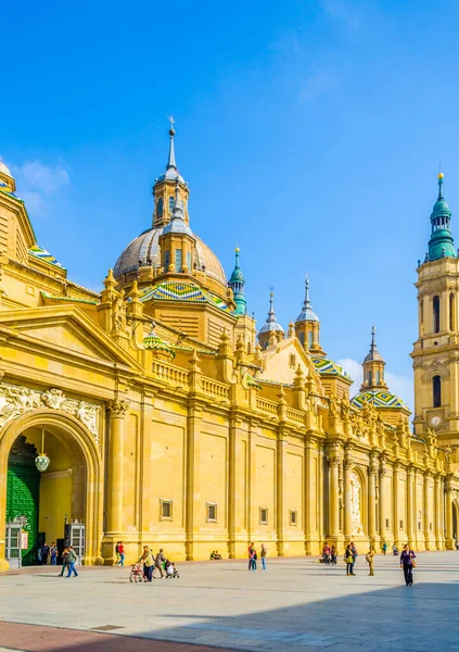 İnsanlar Zaragoza, Spai 'deki Basilica de nuestra senora de pilar' ın önünde geziniyorlar.