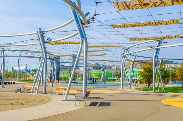 200 yılında Zaragoza 'daki dünya fuarının tüm katılımcılarını sunan sokak manzarası