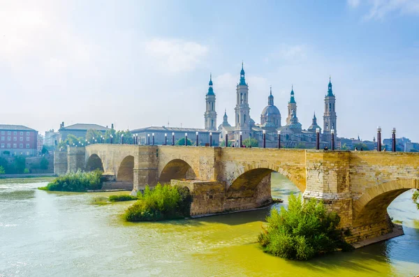 Bazilika de nuestra senora de pilar ve puente de piedra in Zaragoza, Spai