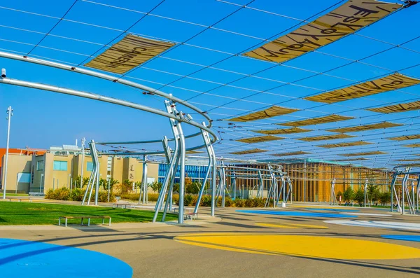 200 yılında Zaragoza 'daki dünya fuarının tüm katılımcılarını sunan sokak manzarası