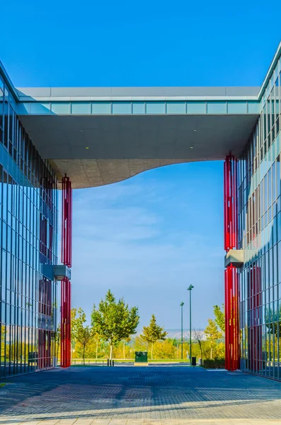 200 yılında Zaragoza 'daki dünya fuarının tüm katılımcılarını sunan sokak manzarası