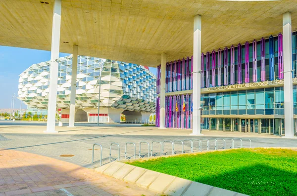 200 yılında Zaragoza 'daki dünya fuarının tüm katılımcılarını sunan sokak manzarası