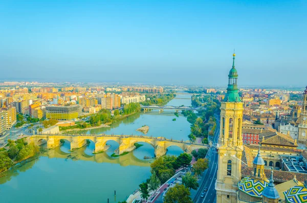 İspanyol şehri Zaragoz 'da puente de piedra ve puente de pilar' ın hava manzarası