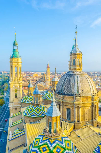 Zaragoza, Spai 'deki Basilica de nuestra sinyora de pilar' ın hava manzarası.