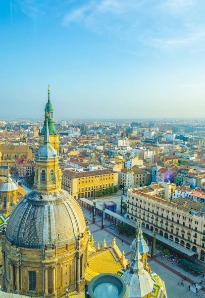Zaragoza 'nın hakim olduğu hava manzarası bazilika de nuestra senora de pilar, Spai