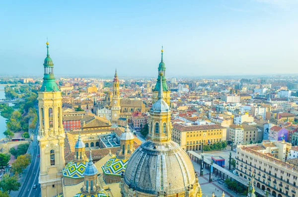 Zaragoza 'nın hakim olduğu hava manzarası bazilika de nuestra senora de pilar, Spai