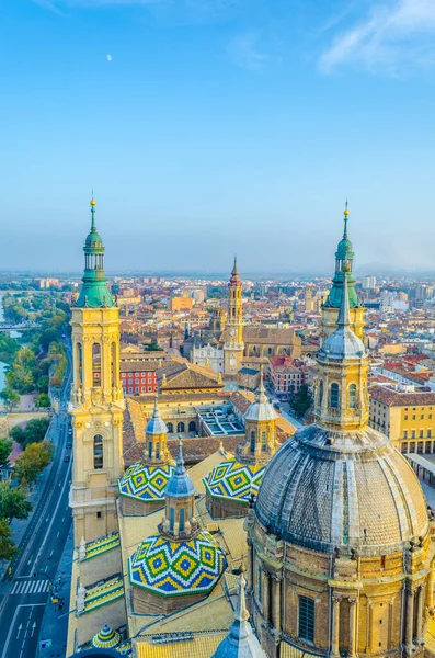 Zaragoza 'nın hakim olduğu hava manzarası bazilika de nuestra senora de pilar, Spai