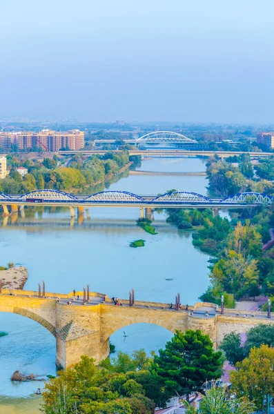 İspanyol şehri Zaragoz 'da puente de piedra ve puente de pilar' ın hava manzarası