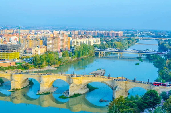 İspanyol şehri Zaragoz 'da puente de piedra ve puente de pilar' ın hava manzarası