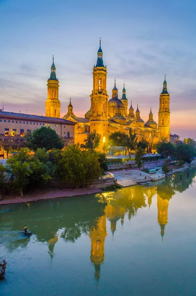 Zaragoza, Spai 'deki Basilica de nuestra senora de pila' nın günbatımı manzarası.