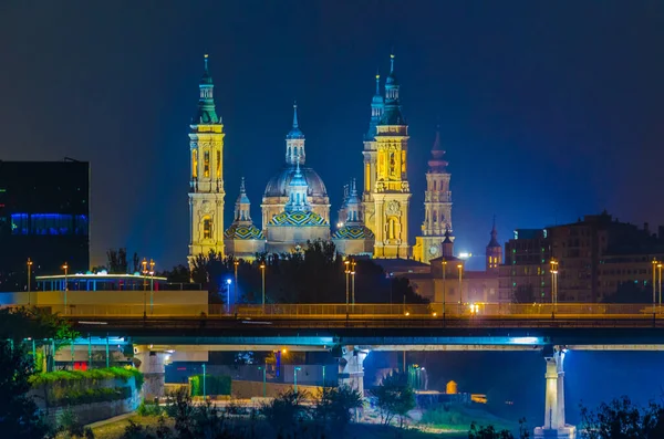 Zaragoza, Spai 'deki Basilica de nuestra sinyora de pilar' ın gece manzarası.
