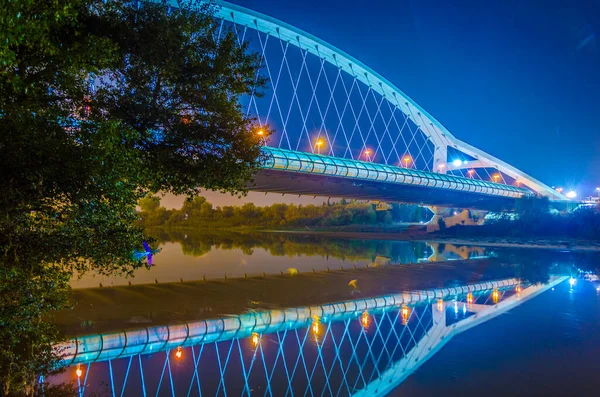 Zaragoza, Spai 'deki Puente del Tercer Millenio Köprüsü' nün gece manzarası