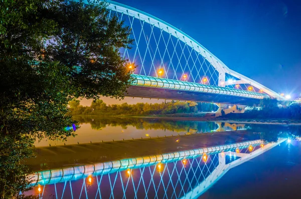 Vista Nocturna Del Puente Del Tercer Milenio Zaragoza Spai — Foto de Stock