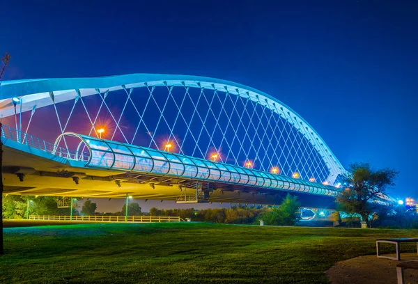 Нічний Вид Puente Del Tercer Millenio Bridge Zaragoza Spai — стокове фото