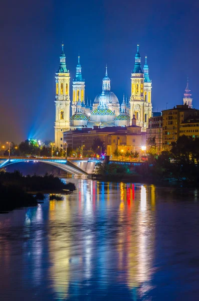 Zaragoza, Spai 'deki Basilica de nuestra sinyora de pilar' ın gece manzarası.