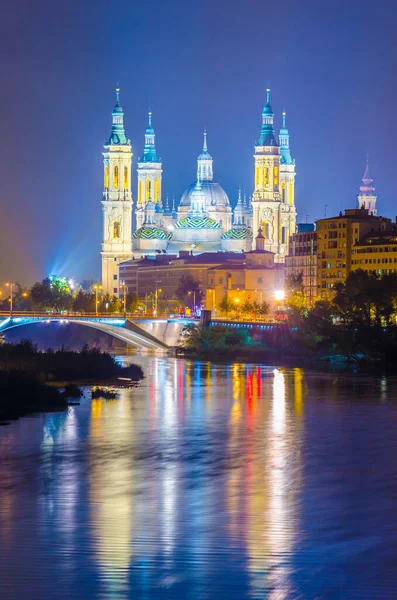 Zaragoza, Spai 'deki Basilica de nuestra sinyora de pilar' ın gece manzarası.