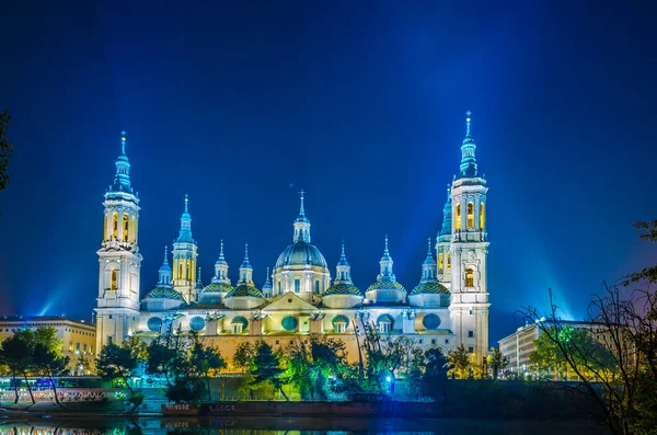 Zaragoza, Spai 'deki Basilica de nuestra sinyora de pilar' ın gece manzarası.