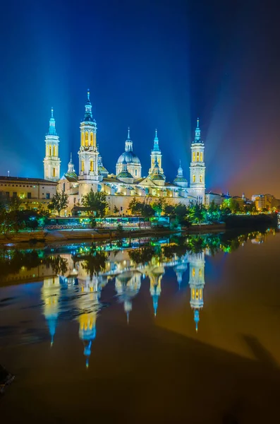 Zaragoza, Spai 'deki Basilica de nuestra sinyora de pilar' ın gece manzarası.
