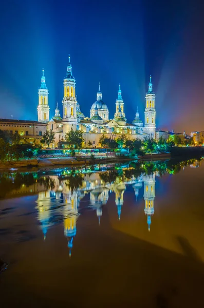 Zaragoza, Spai 'deki Basilica de nuestra sinyora de pilar' ın gece manzarası.