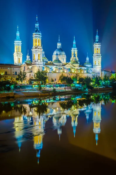 Zaragoza, Spai 'deki Basilica de nuestra sinyora de pilar' ın gece manzarası.