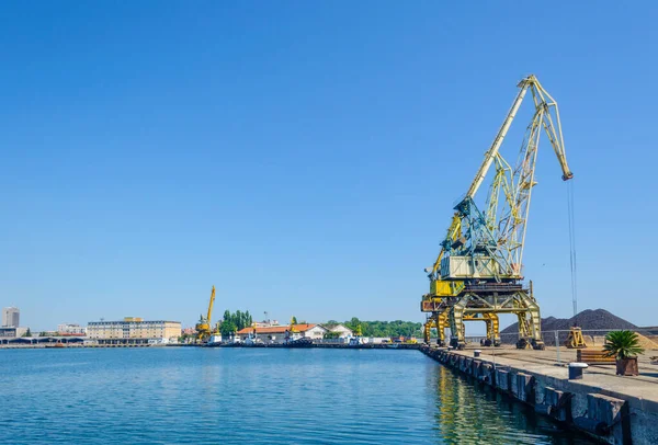 Bulgarischen Hafen Werden Schwere Kräne Zum Entladen Von Frachtschiffen Eingesetzt — Stockfoto