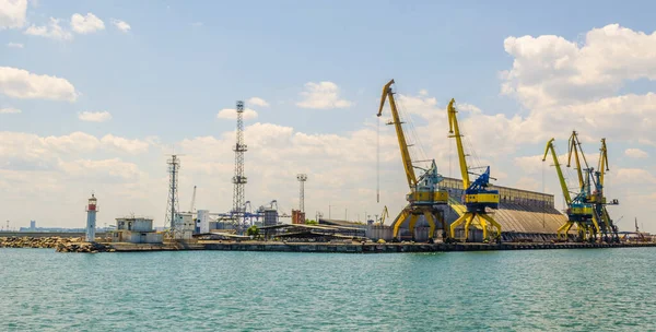 Bulgar limanındaki ağır vinçler kargo gemilerini boşaltmak için kullanılır. Civarda yolcu feribot terminali var..