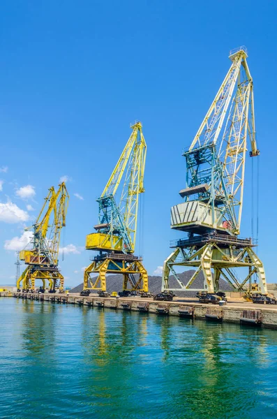 Bulgar limanındaki ağır vinçler kargo gemilerini boşaltmak için kullanılır. Civarda yolcu feribot terminali var..